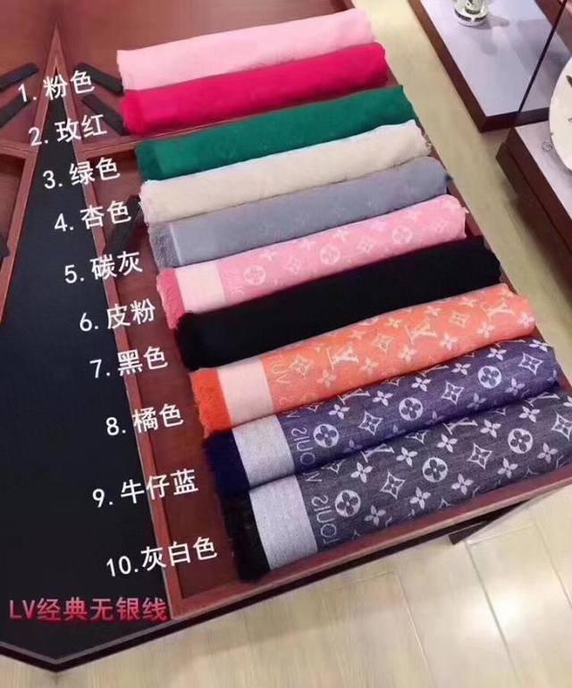 Lv经典无银线系列~Lv路易威登超赞的一款经典又百搭的一款大方巾，四面拆须，既然选择驴牌，奢华有质感！这款披肩将真丝与棉相混搭，质地柔软而温暖，饰有Louis