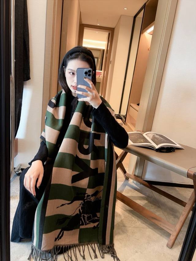 新款 年永不过时，买到都说好女神及日常都非常好搭配的款平时穿搭也非常好搭配，整个人看起来都会神采奕奕好多不用多说，细节品质都看得清楚，绝对获赞的高规格品质三梭包