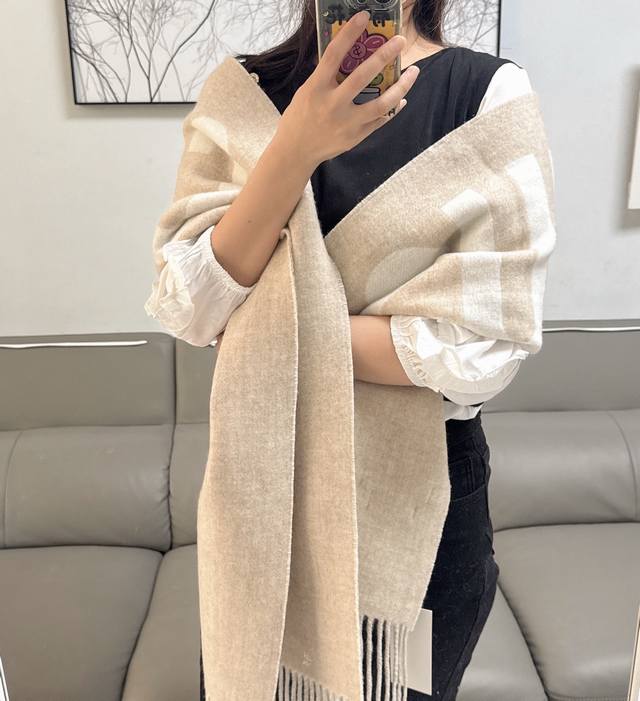 Jacquemus双面围巾今年真的被疯狂种草 今年冬天就非宠这条 好看的要疯掉了，太有型太有魅力了非常斯文时尚的秋冬单品！真的很喜欢，非常Classical的设