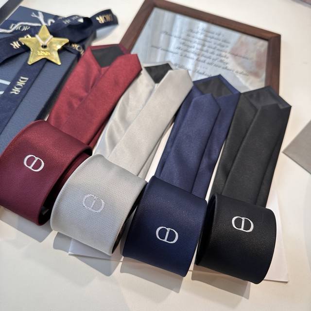 特 爆款到Do家新款领带 Dior男士 D家简约Logo系列领带 ，稀有展现精湛手工与时尚优雅的理想选择，这款采用Do家最经典极具标志性Logo提花制成的领带，