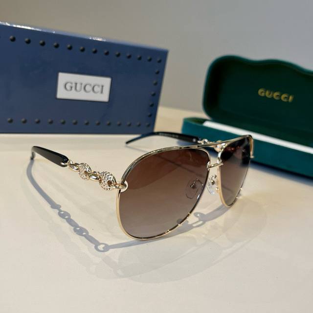 Gucci古奇重磅新品 女款太阳镜 大框立体面 修饰脸型 复古有韵味 8518 65-13-135