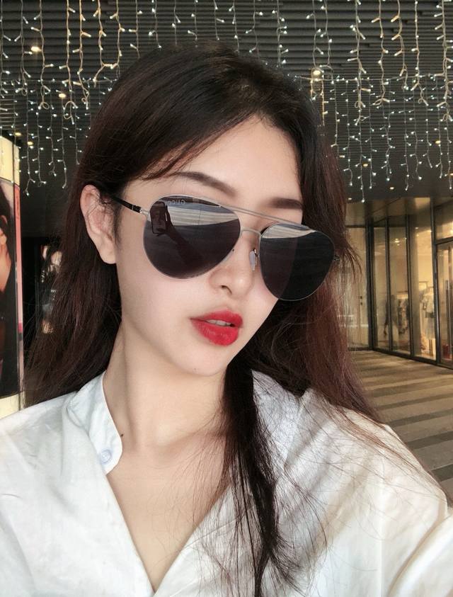 Gucci 2025春夏新款超轻无螺丝压不坏系列情侣款太阳镜高清尼龙镜片完美品质，适合各种脸型，经典太阳镜亮相时装周.超酷拉风 实物精致 超个性 型号：G303
