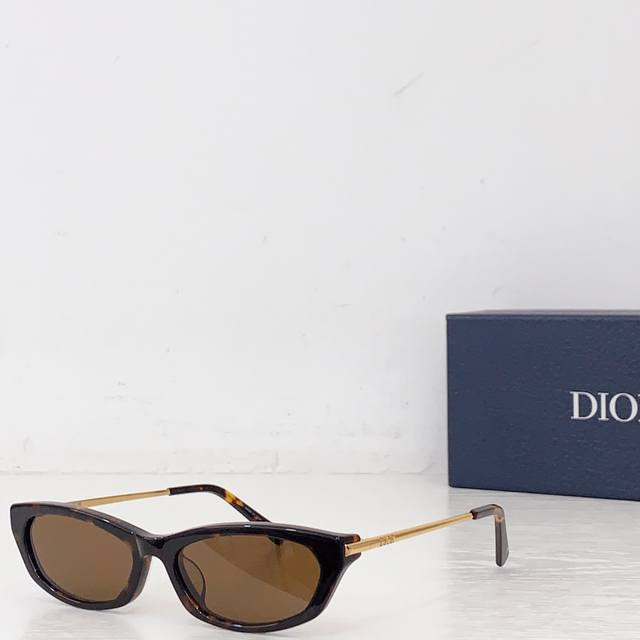 Dior Mod：D-Moom B2I Size：53口17 140