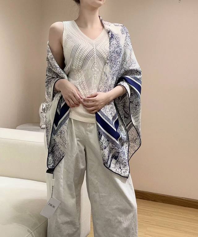 秋冬新款 苏格兰茹伊丝巾 Size135×135Cm 30真丝70羊绒 茹伊印花时尚与经典的象征pietro Ruffo 巧妙结合传统与现代，以经典动物、历史符