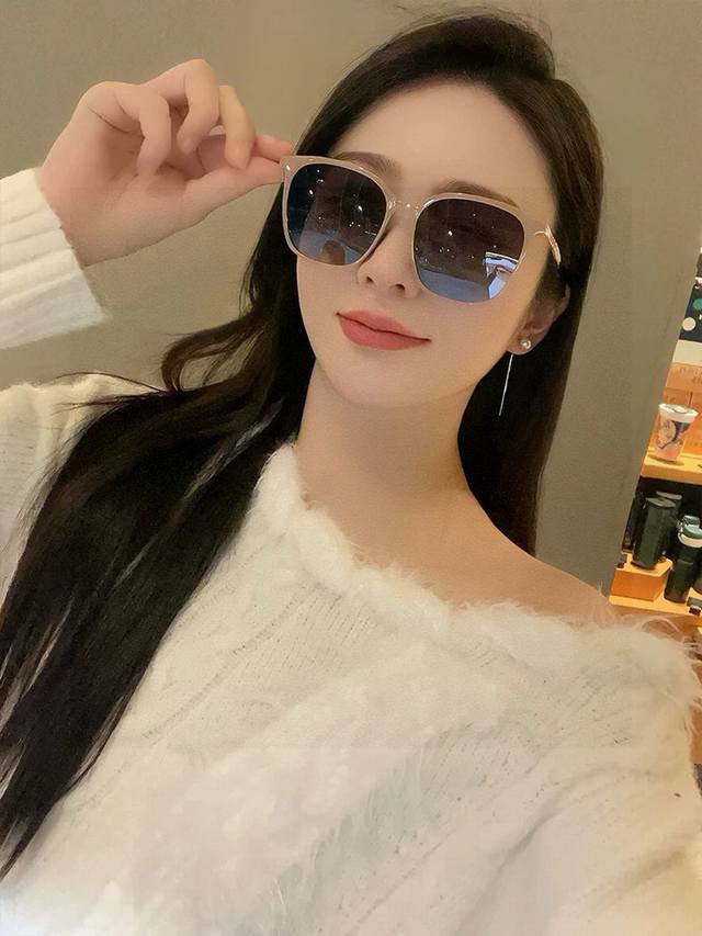 新品Chanel 香奈儿太阳镜以独特魅力和前卫风格诠释春夏最新眼镜，以方框设计两边经典小香珍珠做点缀，中梁金属质感超好佩带舒适 型号：Ch2753
