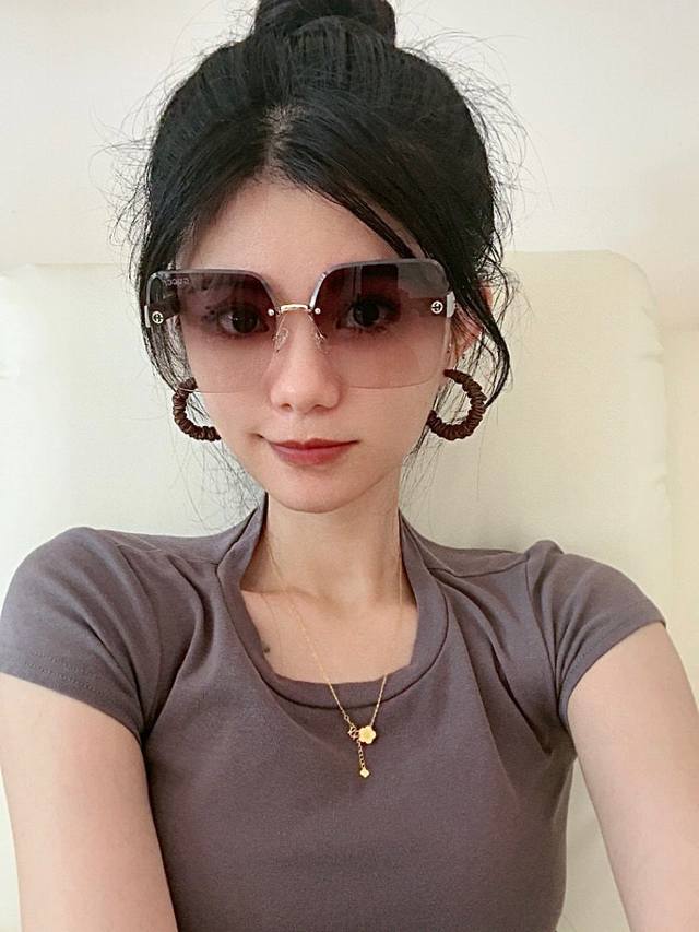 Gucci 2025开春新款 潮流爆款 时尚方框太阳镜 高品质 佩戴舒适 网红潮款墨镜 型号：G9100