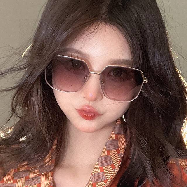 新品Chanel 香奈儿太阳镜以独特魅力和前卫风格诠释春夏最新眼镜，质感超好佩带舒适 型号：Ch25813