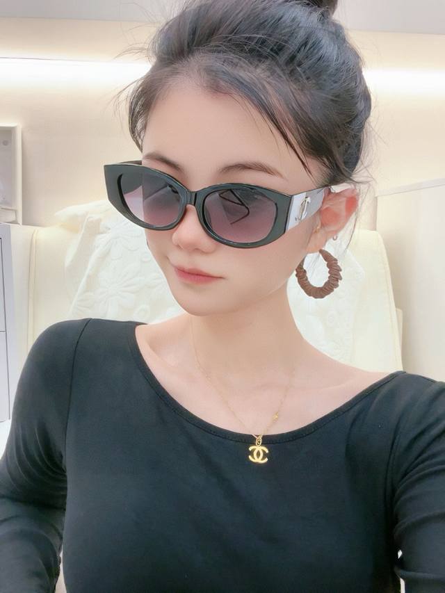 新品Chanel 香奈儿太阳镜以独特魅力和前卫风格诠释春夏最新眼镜，质感超好佩带舒适 型号：Ch5552
