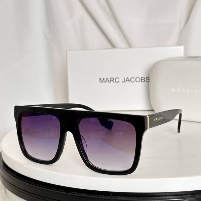 Marc Jacobs New 马杰克 进口板材精心制作而成 方款适合男女佩戴的墨镜Model：Marc639 S，Size：57-18-145