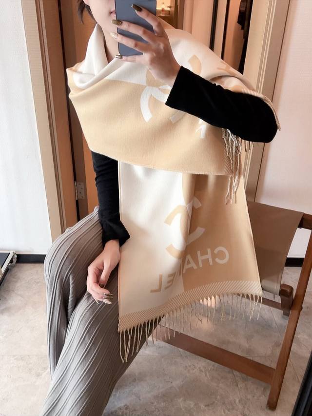 Chanel 香奈儿难得一见的单品，温柔配色，超级迷恋气质低调恬静又不失优雅 重点推荐一秒心动啊！！！高级，奢华！永恒！不是那种过眼云烟的款式！！！最大化提升的