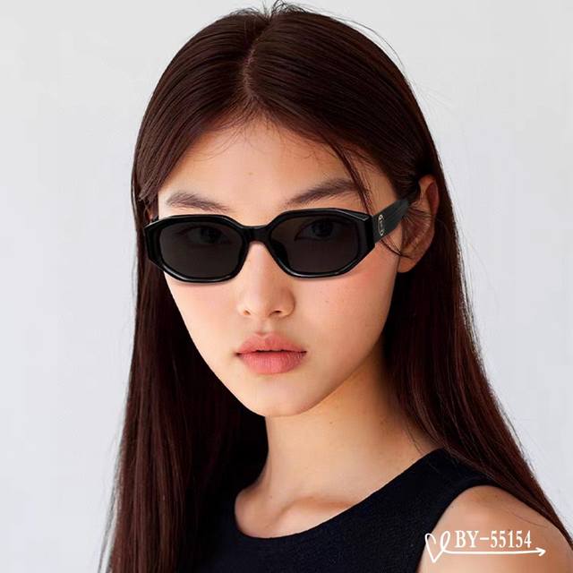 Burberry-巴宝莉 . 宝丽来树脂偏光镜片 . Tr镜架轻便佩戴舒适 . Size：61-15-150 . 新款太阳镜明星同款，减轻强光负担，遮挡有害光线
