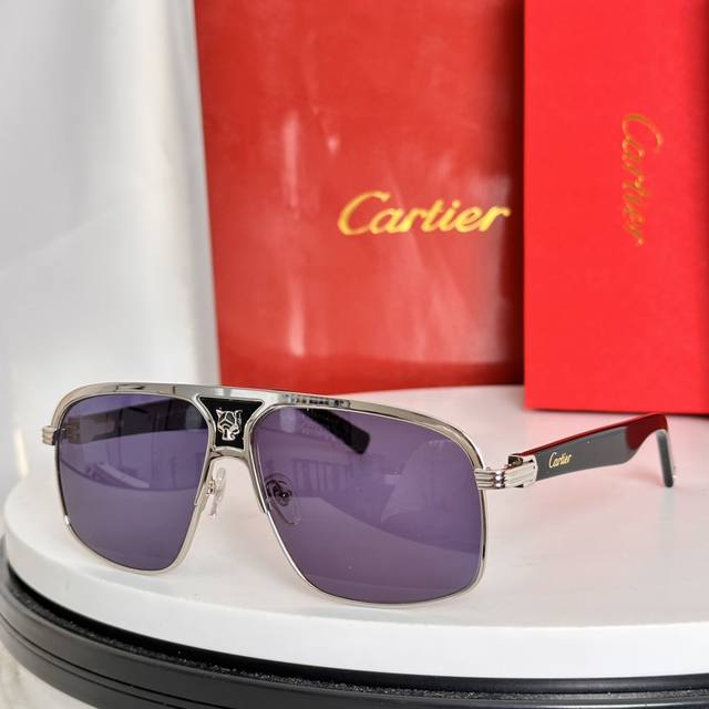 Cartie*卡地亚原版一比一 Ct0435，Size：60-12-145 金色镜框散发着迷人光泽，其独特的色调，极简几何造型适配多元脸型，镜片弧度经精密计算，