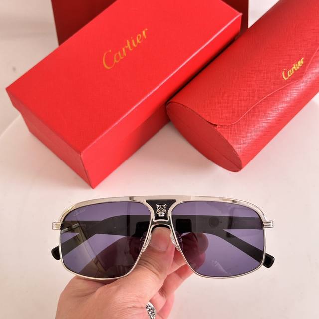 Cartie*卡地亚原版一比一 Ct0435，Size：60-12-145 金色镜框散发着迷人光泽，其独特的色调，极简几何造型适配多元脸型，镜片弧度经精密计算，