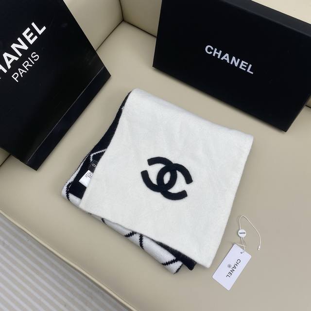 Chanel香奈儿 立体双C 经典菱形设计双面异色 新晋火爆系列羊绒针织围巾原版无痕修边工艺，以立体字母编织突出品牌高奢形象～
