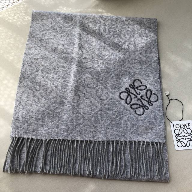 Loewe棋盘格最新刺绣设计 180*40Cm 90%羊毛10%羊绒中克重双面羊毛和羊绒混纺棋盘格围巾。 全覆盖 Anagram 提花双面棋盘格图案，流苏边缘