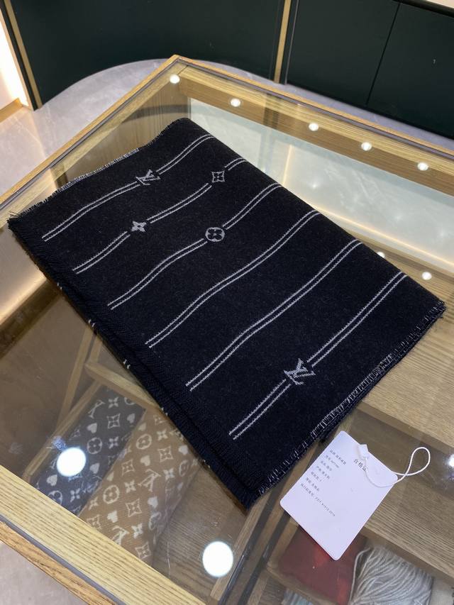 驴牌# Monogram Stripes系列绵羊毛围巾 Size：35X172Cm. 100%绵羊毛织造. 以双面风尚重释！一面为条纹穿插字母和Monogram
