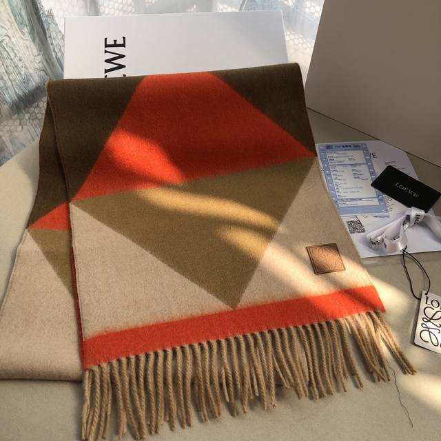 Loewe 专柜最新限量Logo，皮质经典标志，精致度无敌超好的原料，满满的水波纹路，手感有如婴儿肌肤，柔嫩舒服，渐变与千鸟格的完美结合，层次分明重工织造，把L