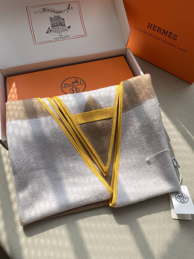 H家别致菱形羊绒围巾 精致包边 看得见的高端 好搭配 独特造型 超级出位 细节满分 跟足原版 高端货必入 规格70*182