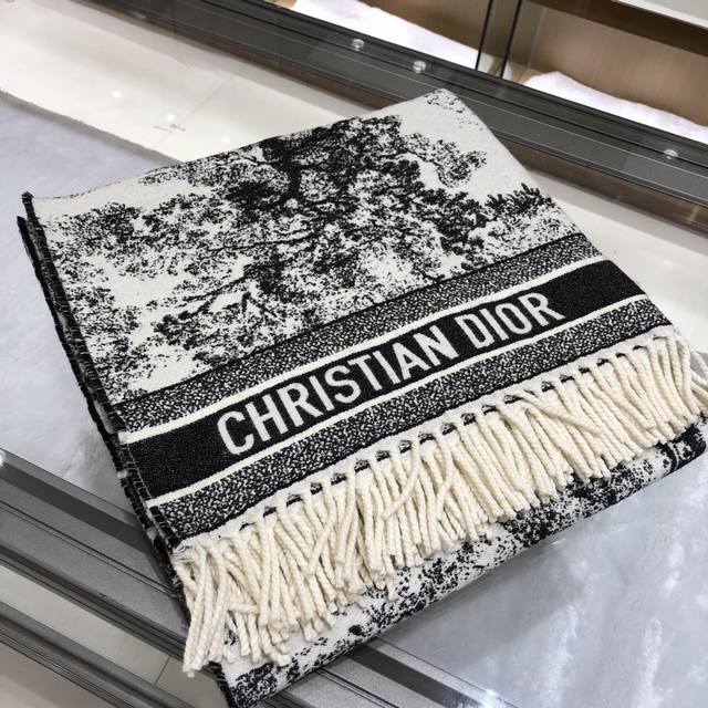 动物方巾 重磅推荐Cd动物印花大方巾围巾披肩毛毯三用，超级惊艳的一款！采用57%克什米尔进口羊绒和43%羊毛面料！这么大比重的羊绒真的超级少见！羊绒有世界公认的