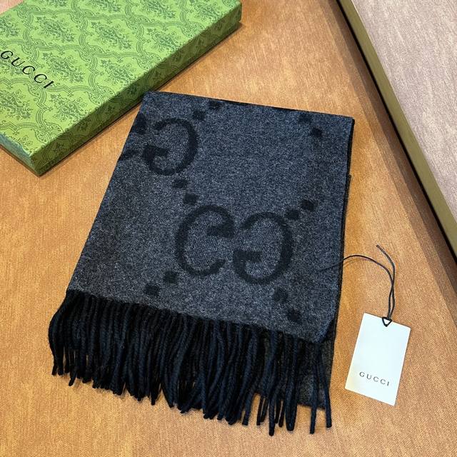 新款 大G双面羊绒围巾 咖色 Size：45*200Cm 100%羊绒 G家难得纯羊绒出品！超大克重，顶级山羊绒，洋气大G提花、原单出品，绝对高级！两面配色：一