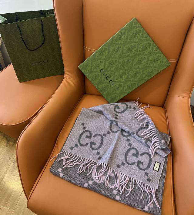 新款 大G双面羊绒围巾 粉灰色 Size：45*200Cm 100%羊绒 G家难得纯羊绒出品！超大克重，顶级山羊绒，洋气大G提花、原单出品，绝对高级！两面配色：