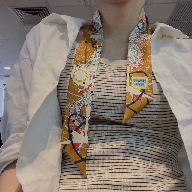 H森林低语 100%重磅真丝斜纹绸，爱马仕束发带 双面双款！顶级斜纹真丝打造 超精细的印花非常清晰 绝对是送礼自用的首选丝带既可绕于颈间，亦可缠于腕部、腰部，同