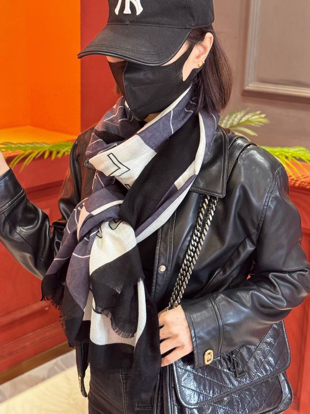 羊绒新款 新小香~超级抬气色！高级女人味！羊绒围巾也能这么美！！！这款双面花卉羊绒围巾真的好高级！香奶奶家招牌的花卉花色搭配服饰很显品味！！招牌山茶花与双C字母