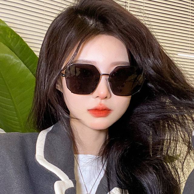 新品Chanel 香奈儿太阳镜以独特魅力和前卫风格诠释春夏最新眼镜，以方框设计两边经典小香珍珠做点缀，中梁金属质感超好佩带舒适 型号：1722