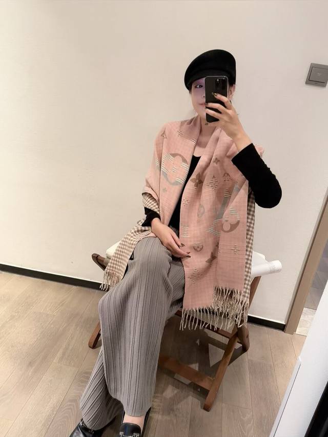 驴家专柜同步 双面渐变花纹 渐变提花经典设计完美，若隐若现的Lv标志，强烈推荐手慢无千万别去专柜买代购就要3800+绝对一模一样价格p真心好， 质地非常亲肤柔软