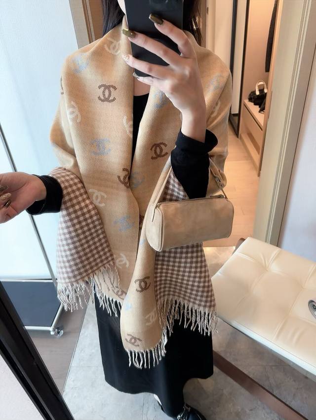 Chanel 24C 双面彩虹围巾 彩虹金围巾披肩，独家首发，买一条=买两条用，双面可用，黑色一面带有细闪，很有质感，大大的一张保暖又实用。还有线点缀混纺面料，