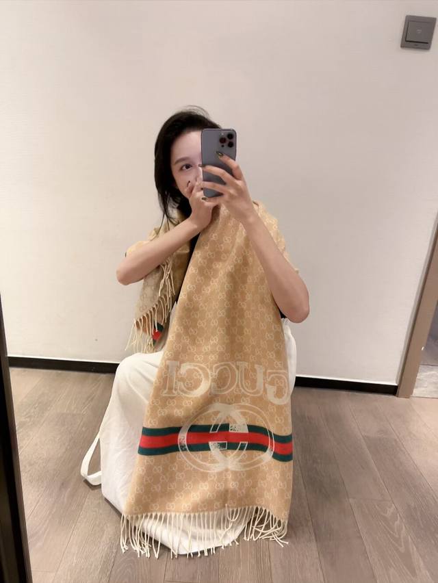 Gg稳稳的“高段位”！！全网最高版本 时髦过冬！！Gucci秋冬新款提花双面围巾！高端奢华，非常重工的双面老花设计，正反两面都采用Gg图案，灵动而又不失俏皮。高
