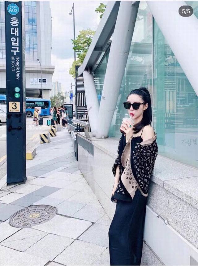 Rlv 牛货Lv Miss Lv 长围巾 运用提花工艺，为舒暖羊毛与真丝混纺描绘全幅 Monogram 图案，搭配底边品牌标识与摩登流苏情侣通用款 质量非常好，