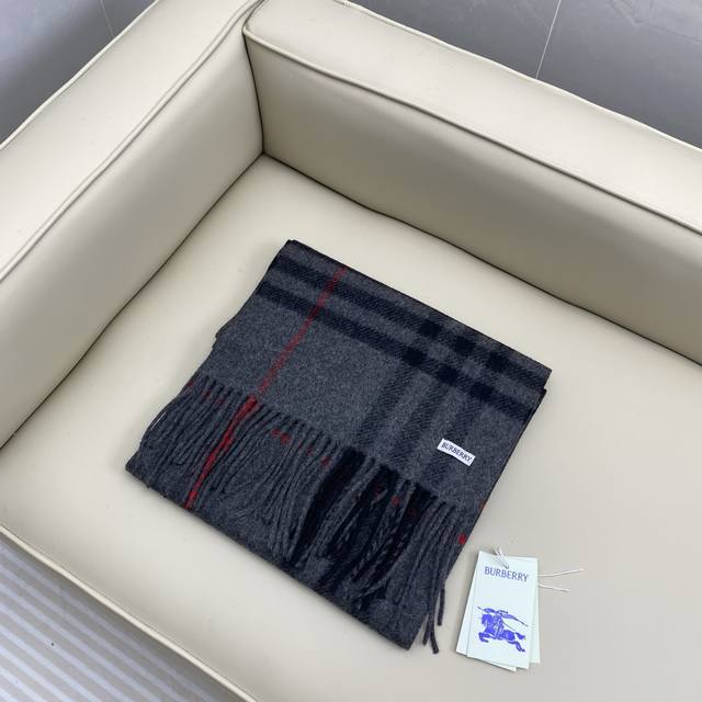 Bbr经典格220*32Cm 100%羊绒 经典格纹羊绒围巾，整个制作流程历经 30 道精细工序，以传统纺织机织造羊绒面料；使羊绒纤维呈现出蓬松质地；最后采用起