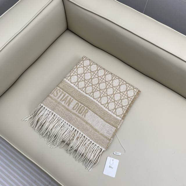 藤格纹围巾 220*45Cm.57%山羊绒.43%初剪羊毛 这款 Di0R Cannage 围巾是本季新品，以时尚经典的风格重新诠释经典图案。采用山羊绒和初剪羊