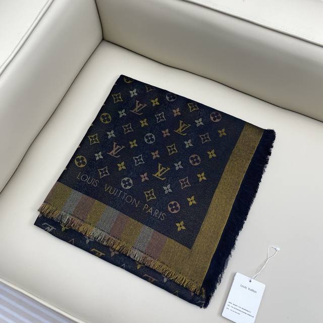 LV闪耀字母 140*140Cm 50%桑蚕丝, 24%粘胶纤维, 16%羊毛, 10%聚酯薄膜纤维 本款 So Shine Monogram 披肩取材丝毛混纺