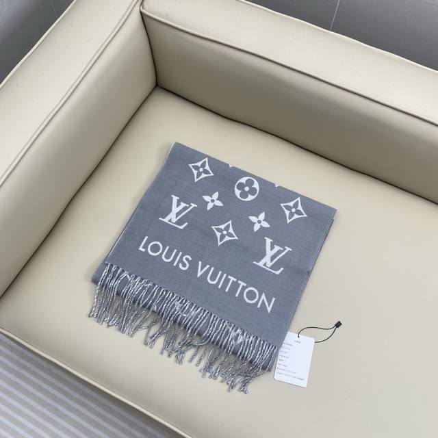 Lv路易威登 男款官方图，黑灰拼色All About Monogram 围巾瞩目放大经典 Monogram 图案，彰显潮流格调和舒朗风范。 尺寸：35Cm*18
