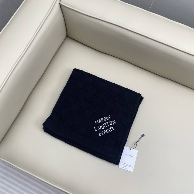 Louis Vuitto. New Scarf 新款出货Damier Snug 围巾以绵羊毛针织呈现立体肌理，为 pharrell Williams 创作的格纹