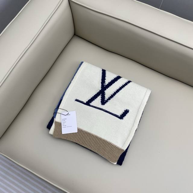 Lv Cable围巾 M79445 Lv Cable围巾依托多样针织工艺，为大号廓形营造瞩目拼接效果和舒暖肌理，巧妙彰显新季风尚。醒目标识注入品牌气息。175*