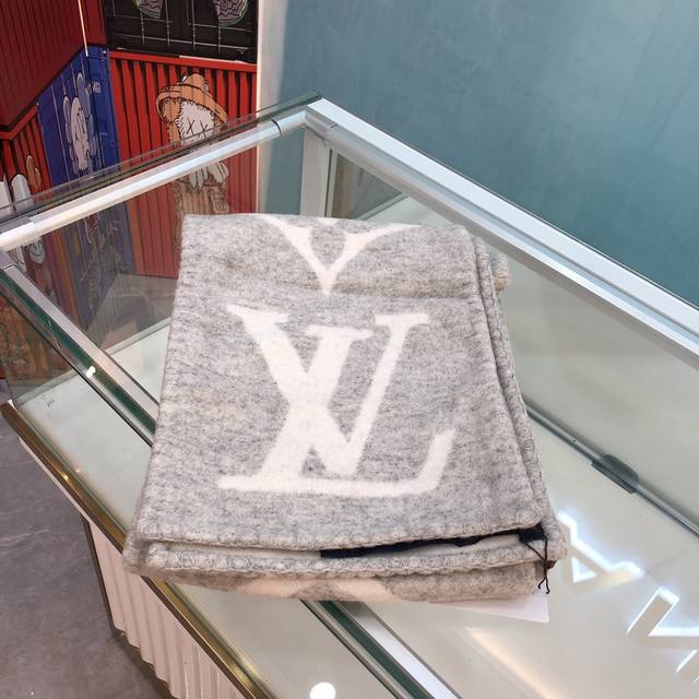 灰色！ 驴牌# Sweet Dreams 围巾以宽大 Monogram 提花织纹于两面呈现对比色彩，搭配锁边绣。山羊绒裁出大幅尺寸，无论何种造型方式，均可为凛凛