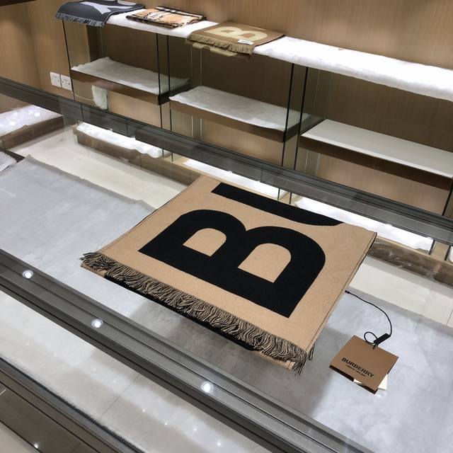 人手一条推荐！！！Burberry最新双面大字母围巾！！ 超级推荐！！大字母Logo简约大牌！正反双色，完全等于2条围巾！！专柜热卖的新款，超级保暖！！尺寸33
