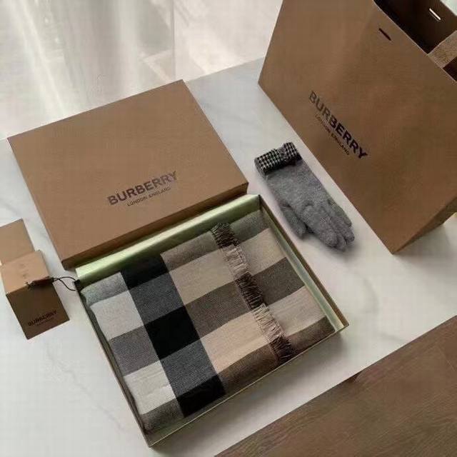 威尔士格纹大披肩 意大利精制的轻盈围巾，选用格纹羊绒面料制成，反面装饰威尔士亲王格纹图案；边缘处点缀流苏细节。 商品详情 200 X 100Cm 100%羊绒