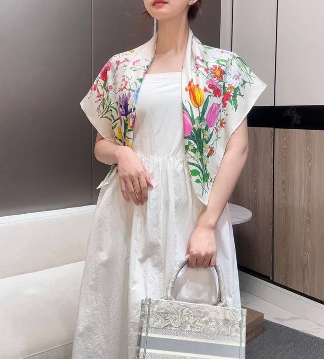 真心赞G家 Gg绚丽花朵提花90 暗纹提花真丝方巾，以缤纷花卉元素融合Gg经典暗纹提花上，展现 蛊然气息与手工卷边形成鲜明反差。桑蚕丝搭配手工卷边。强烈推荐手慢