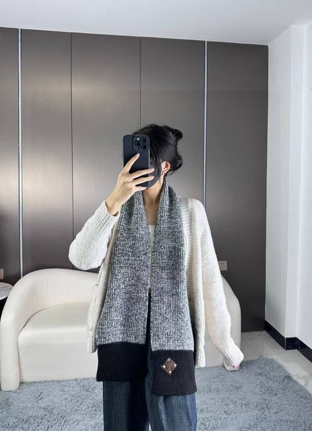 上新2025年 L*V难得一见的针织单品，温柔配色，超级迷恋气质低调恬静又不失优雅 重点推荐一秒心动啊！！！高级，奢华！永恒！不是那种过眼云烟的款式！！！最大化