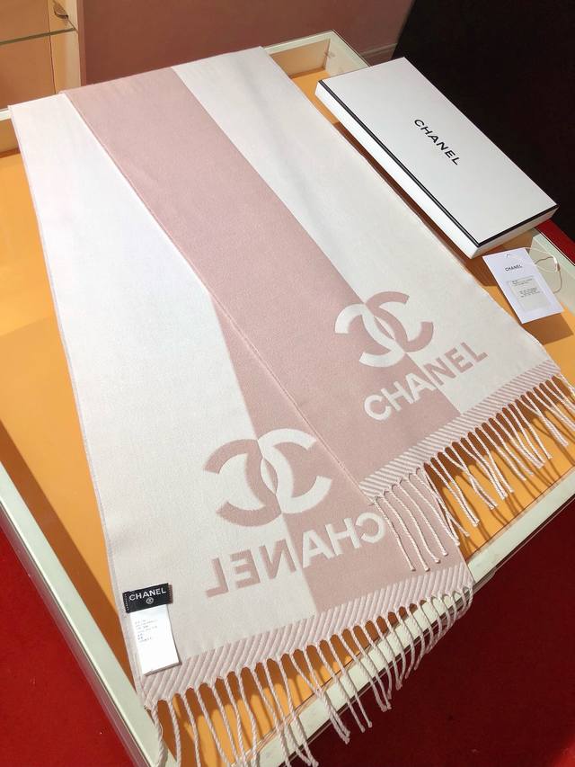 Rcc2443 Chanel两面围巾！ 时髦洋气的对撞配色真的好好看！！太抓人眼球了！巨巨巨好驾驭！价格p给力，福利推荐！！面料是强捻精纺双面羊毛混丝，非常工整