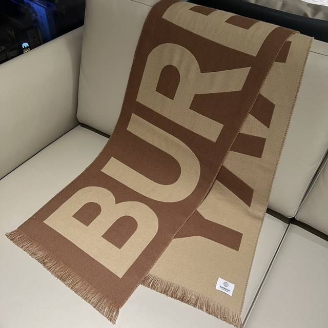 双面大字母围巾 奶茶色 Size：188X33Cm 100%Lana羊毛 细节满分大字母夸张抢镜、色彩搭配简约完全不挑人、双面反差色特别好看！男女通用款！