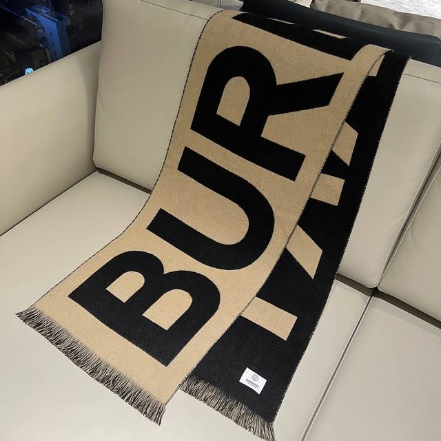 双面大字母围巾 黑棕色 Size：188X33Cm 100%Lana羊毛 细节满分大字母夸张抢镜、色彩搭配简约完全不挑人、双面反差色特别好看！男女通用款！