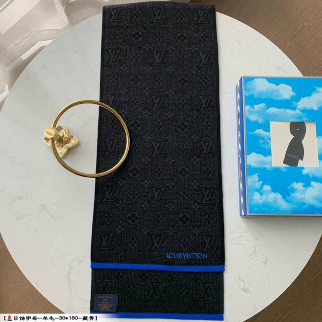 品名: 日蚀字母 面料：羊毛 尺寸：180*30 颜色：黑色 My Monogram Eclipse 围巾取材华美柔暖的羊毛，以特殊提花针织工艺令经典 Mono