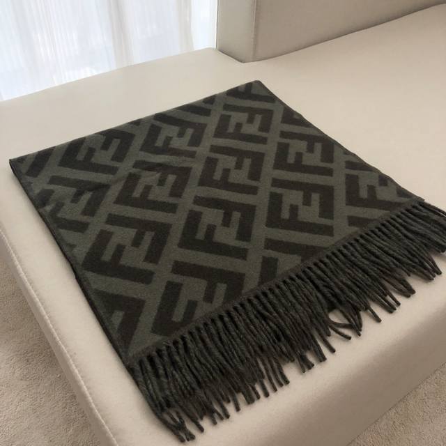 代购级别- 大流苏大Logo双面羊绒围巾新颜色来袭 Ff老花是所有大牌中最适合秋冬的颜色_含量100%羊绒 超级无敌保暖兼柔软 尺寸：170×45Cm
