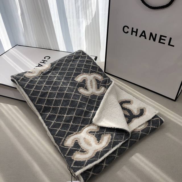 香奈儿Chanel 新款大号Logo设计，搭配经典菱形格纹，超软糯围巾秋冬必备单品，30Cm×180Cm