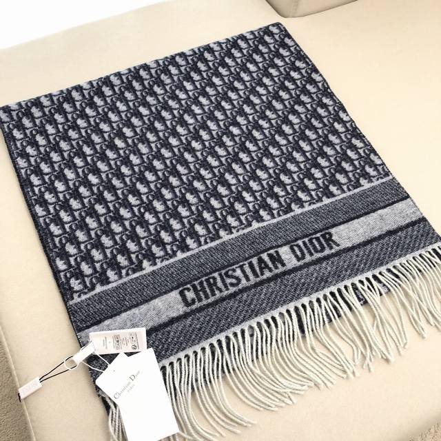 Dior最新款 这款 Oblique 印花围巾重新诠释 Dior 经典标识，彰显现代精神。采用山羊绒精心制作，双面设计，一面采用纯色，另一面饰以 Dior 经典